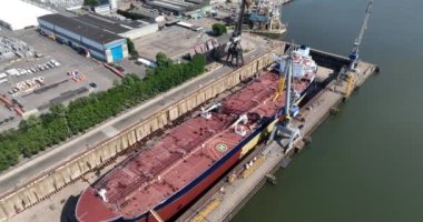 Rotterdam, 9 Haziran 2023, Hollanda. Damen Verolme Rotterdam, Rotterdam, Botlek 'te bir tersane. Büyük bir kuru havuz. Hava aracı görünümü.