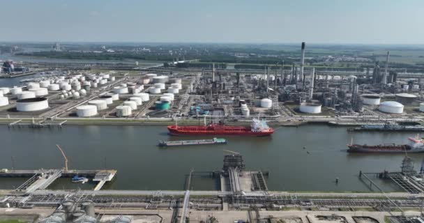 Роттердам Червня 2023 Нідерланди Корабель Odfjell Tanker Стикувався Нафтохімічному Гавані — стокове відео
