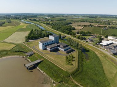 Nükleer Santral Dodewaard, Hollanda 'nın Dodewaard kentindeki eski bir nükleer enerji santralidir. Hava aracı fotoğrafı..
