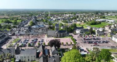 Sainte-Mere-Eglise, Normandiya, Fransa, D Day Anıtı Amerikan paraşütçü John Steele için kilise kulesinin zirvesinde. Hava aracı görünümü.
