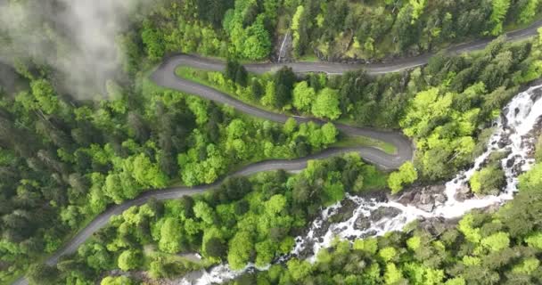 Letecký Dron Video Zkroucené Horské Asfaltové Silnice Krásné Řidiči Sen — Stock video