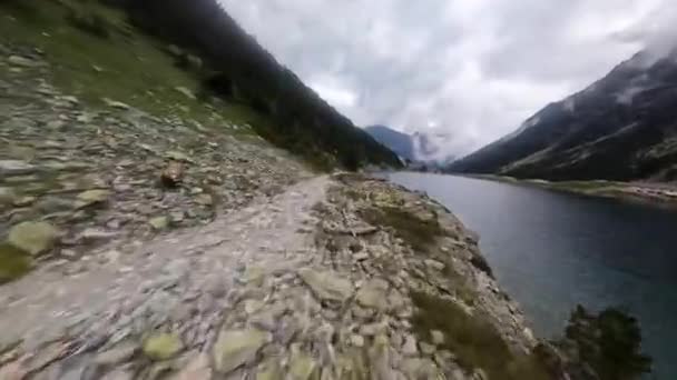 Fpv Drone Βίντεο Πτήσεις Πάνω Από Μονοπάτι Πεζοπορίας Στη Λίμνη — Αρχείο Βίντεο
