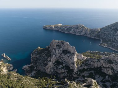 Massif des Calanques, Marsilya 'nın doğusundan Cassis' e doğru uzanan vahşi ve engebeli bir arazidir. Hava aracı fotoğrafı..