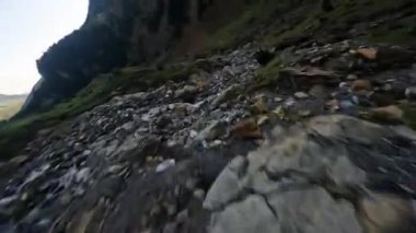 Gavarnie Sirki 'ndeki kayalık bir şelale nehrinin üzerinden uçan insansız hava aracı videosu. Fransız Pireneleri.