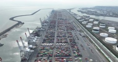 Le Havre, 19 Mayıs 2023, Fransa. En tepeden aşağı hava manzaralı Terminal Porte Oceane, konteynırlar ve hareketli faaliyetler, yükleme ve boşaltma lojistik.