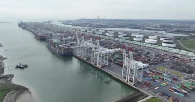 Le Havre, 19 Mayıs 2023, Fransa. Le Havre 'daki Terminal Porte Oceane üzerinde uçan insansız hava aracı videosu. Fransa.