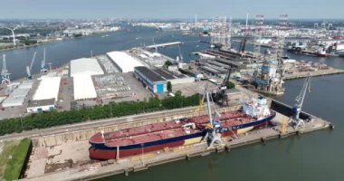 Rotterdam, 9 Haziran 2023, Hollanda. Damen Verolme Rotterdam, Rotterdam, Botlek 'te bir tersane. Büyük bir kuru havuz. Hava aracı görünümü.