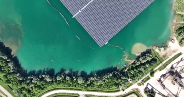 Вид Сверху Солнечные Батареи Озере Генерация Греновой Устойчивой Энергии — стоковое видео