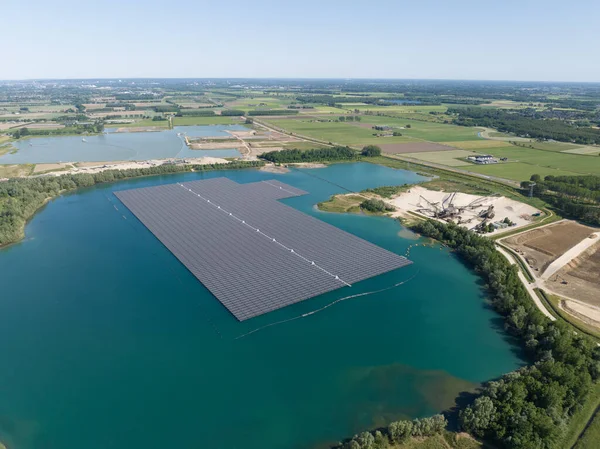 Drohnenaufnahme Von Sonnenkollektoren Auf Dem Wasser — Stockfoto