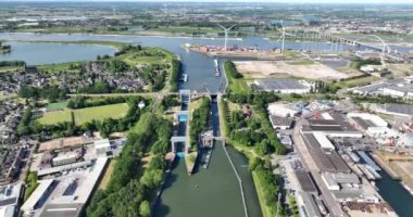 Bir sürü geminin geçtiği bir iç nakliye kanalının havadan drone görüntüsü. Nijmegen, Hollanda.