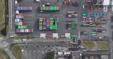 Le Havre, 19 Mayıs 2023, Fransa. En tepeden aşağı hava manzaralı Terminal Porte Oceane, konteynırlar ve hareketli faaliyetler, yükleme ve boşaltma lojistik.