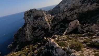 FPV Dağı Fransa 'da Marsilya yakınlarındaki okyanusta Calanque kayalıklarının üzerinde sörf yapıyor..