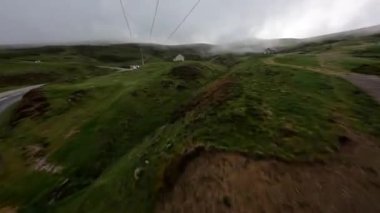 Fransız Pireneleri 'ndeki Col dAubisque dağının FPV drone videosu. Fransa, Avrupa.