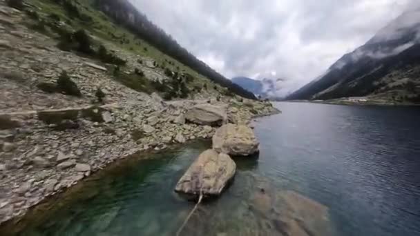 Drone Aéreo Fpv Video Lago Montaña Picos Cubiertos Nieve Francia — Vídeos de Stock