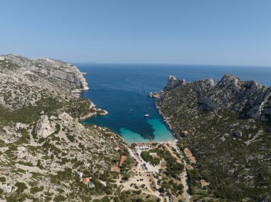 Hava aracı Marsilya, Fransa 'daki Calanques uçurumlarının fotoğrafını çekiyor..