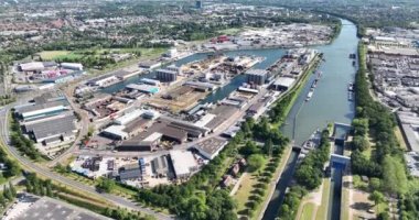 Hollanda 'daki liman ve şirketlerle Nijmegen sanayi bölgesinin insansız hava aracı videosu..