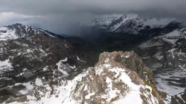 FPV 'nin insansız hava aracı videosu karlı bir dağ sırtı üzerinde uçuyor, dağ sörfü yapıyor, Tourmaletlerin zirvesinde. Fransa.