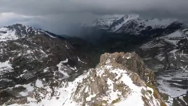 Video Pesawat Tanpa Awak Fpv Terbang Atas Punggung Gunung Bersalju — Stok Video