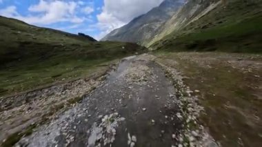 Pirenelerdeki Cirque de troumouse 'un FPV drone videosu