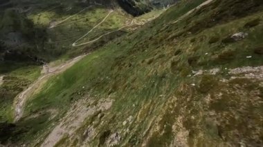 Pirenelerdeki Cirque de troumouse 'un FPV drone videosu