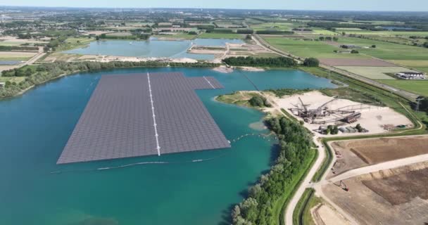 在湖上安装大型太阳能电池板的空中无人机视频 采收能源 — 图库视频影像