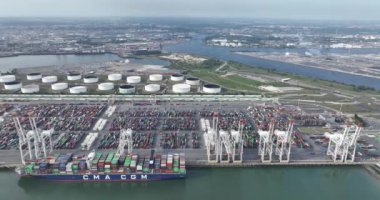 Le Havre, 19 Mayıs 2023, Fransa. Cma cgm contaienr gemisinin hava aracı videosu Le havre yükleme ve boşaltma konteyner terminaline yanaştı.