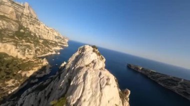 Marsilya, Fransa 'daki Calanques' in FPV hava aracı videosu.