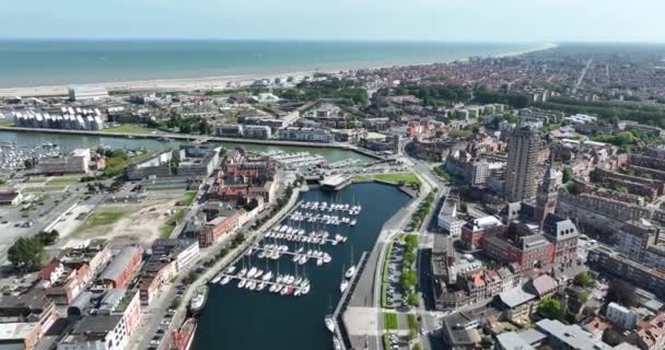 Dunkirk センター 空撮ビュー ポート 市役所広場の建物の空中ドローンビデオ — ストック動画