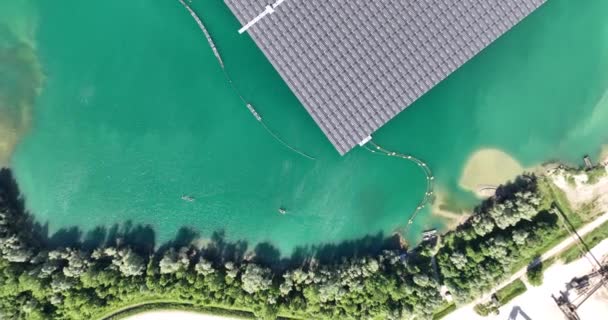 从空中俯瞰湖上的太阳能电池板 展示绿色可持续能源的产生 — 图库视频影像