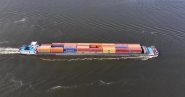 Amsterdam, 21 Haziran 2023, Hollanda. Küçük konteynırlar denizde son sürat yol alıyor, ulaşım sektörü konsepti, İHA 'dan havadan görüntüler..