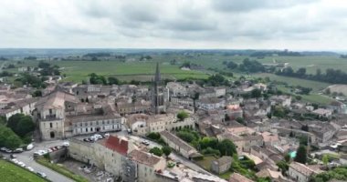 Bordeaux yakınlarındaki Saint Emilion üzüm bağı köyü. Hava aracı görünümü.