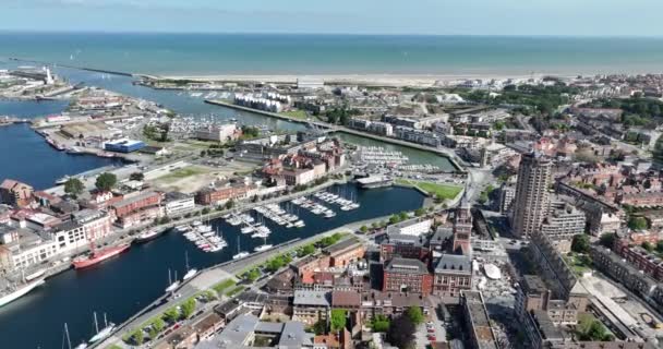 背景に市内中心部とビーチや海とダンケルク フランスのスカイライン 空中ドローンビデオ — ストック動画