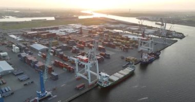 Amsterdam, 21 Haziran 2023, Hollanda. Amsterdam limanındaki TMA lojistik nakliye terminali. Hava aracı videosu.