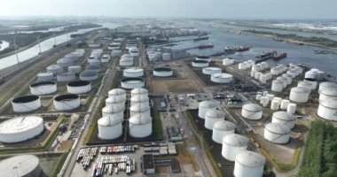 Europoort, Nieuwe Waterweg 'in güneyinde, Hartel Kanalı' nın kuzeyinde, Maasvlakte 'nin doğusunda ve Botlek' in batısında bulunan bir sanayi ve liman bölgesidir. Hava aracı videosu.