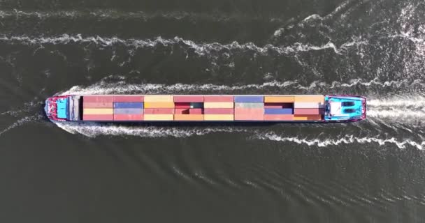 해저를 항해하는 컨테이너 선박의 꼭대기에서 무인기 — 비디오