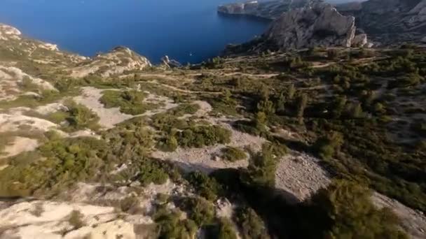 フランスのマルセイユの海岸近くのカランケの崖でサーフィン山のFpv空中ドローンビデオ — ストック動画