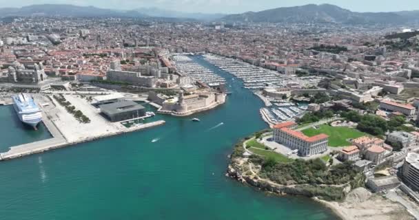 マルセイユの魅惑的な旧港とその周辺のランドマークの上に 魅惑的な空中ドローンビデオがあります ビュー港のパノラマビューから素晴らしい建築物まで — ストック動画