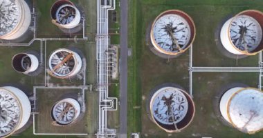 Büyüleyici Hava Aracı Görüntüleri: Hollanda, Amsterdam 'daki bir sanayi bölgesinde Petrokimyasal Silos.