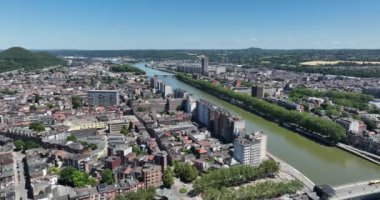 Liege 'in üzerinden uç: Maas River ve Landmarks' ın hava aracı videosu. Şehir merkezi.