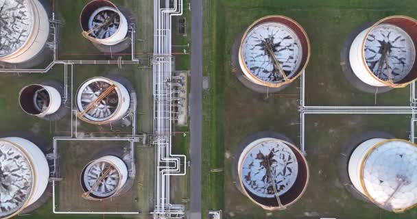 Captivating Aerial Drone Footage Silos Petroquímicos Uma Zona Industrial Amsterdã — Vídeo de Stock