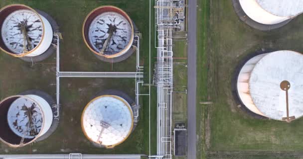 石油化工筒仓 集装箱 管道和运输管基础设施自上而下的空中无人机视频 — 图库视频影像