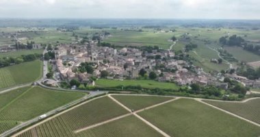 Nouvelle-Aquitaine bölgesinde, Gironde departmanında, Libourne, Fransa 'nın çevresindeki Saint- milyonun insansız hava aracı görüntüleri. Avrupa.