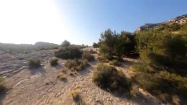 FPV yarış insansız hava aracı Fransa 'daki bir Calanque veya Calanche karasularının tepelerinde uçuşların videosu.