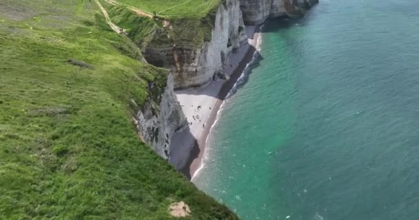 Видео Беспилотника Показывающее Небольшой Пляж Между Меловыми Скалами Этрета Франция — стоковое видео