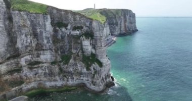 Deniz kıyısındaki tebeşir uçurumlarının insansız hava aracı görüntüsü. Fransa 'da bir dönüm noktası. Normandiya, Etretat 'ın insansız hava aracı görüntüsü. Hava aracı görünümü.