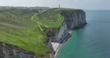 Deniz kıyısındaki tebeşir uçurumlarının insansız hava aracı görüntüsü. Fransa 'da bir dönüm noktası. Normandiya, Etretat 'ın insansız hava aracı görüntüsü. Hava aracı görünümü.