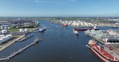 Amsterdam, 21 Haziran 2023, Hollanda. Amsterdam limanı üzerinde Amerikahaven sanayi bölgesinde uçan insansız hava aracı videosu..