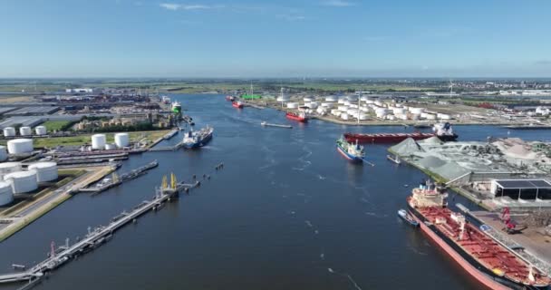 2023年6月21日 オランダのアムステルダム アメリカの工業地帯でアムステルダムの港を飛行する航空機のドローンビデオ — ストック動画