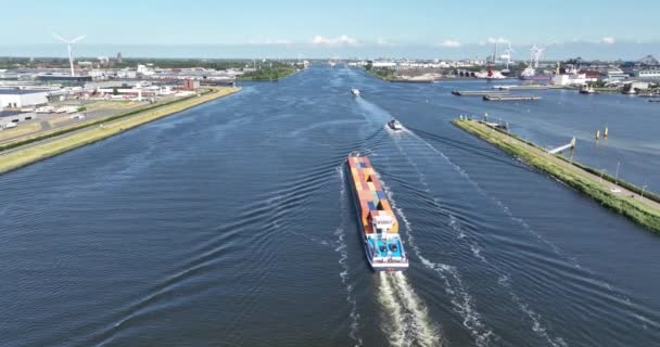 Containerschiffe Der Binnenschifffahrt Fahren Transportlogistik Drohnen Aus Der Luft — Stockvideo