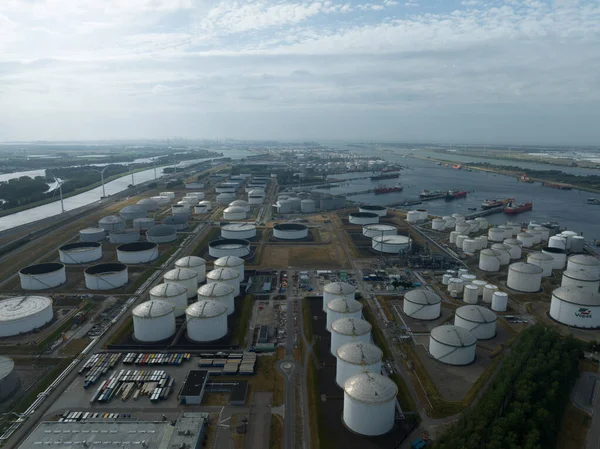 7月2日 オランダのロッテルダムのユーロポート ユーロポートは ニーウエ水路の南とハートテル運河の北 マサヴラケの東と西の工業と港湾地域です — ストック写真